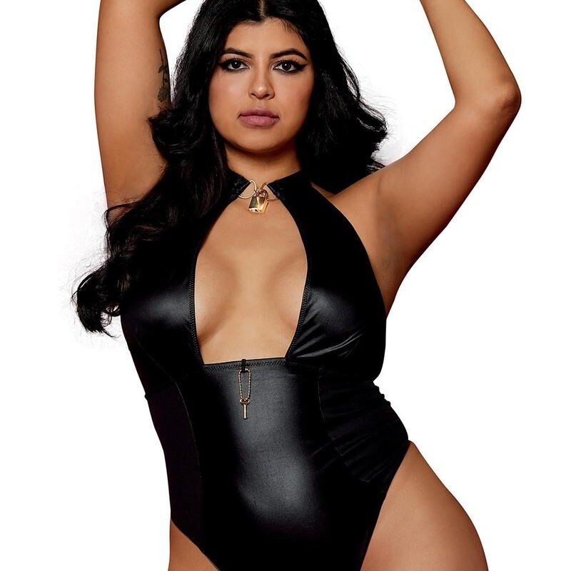 body, grande taille, en simili cuir avec menottes de chez dreamgirl