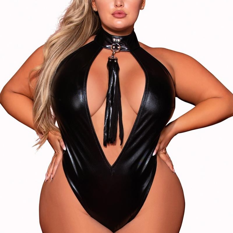 body, grande taille, en simili cuir extensible avec col clouté et fouet de la collection dreamgirl